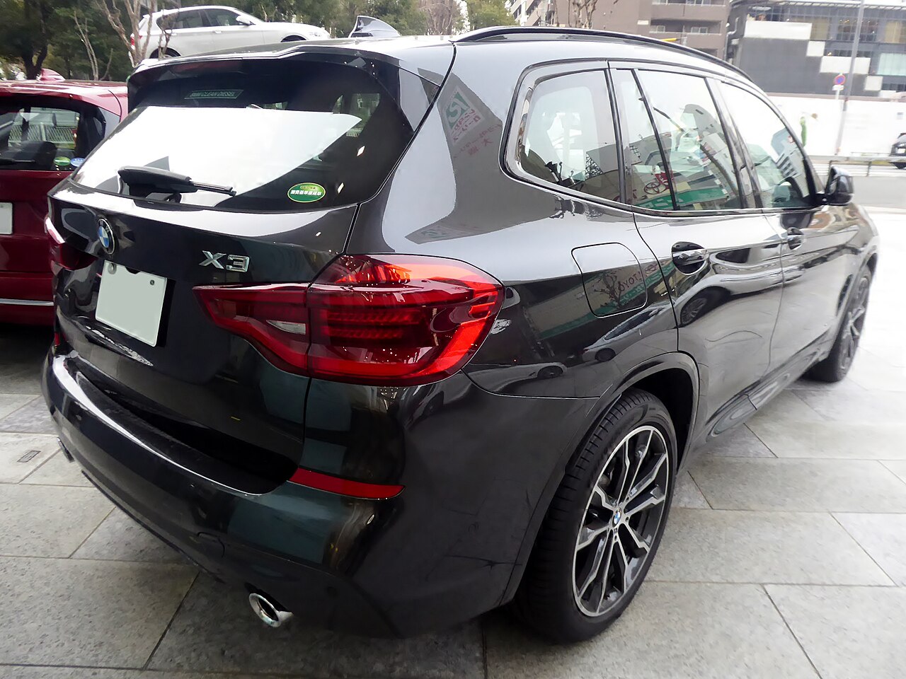 Чёрный BMW X3 (G01), вид сзади